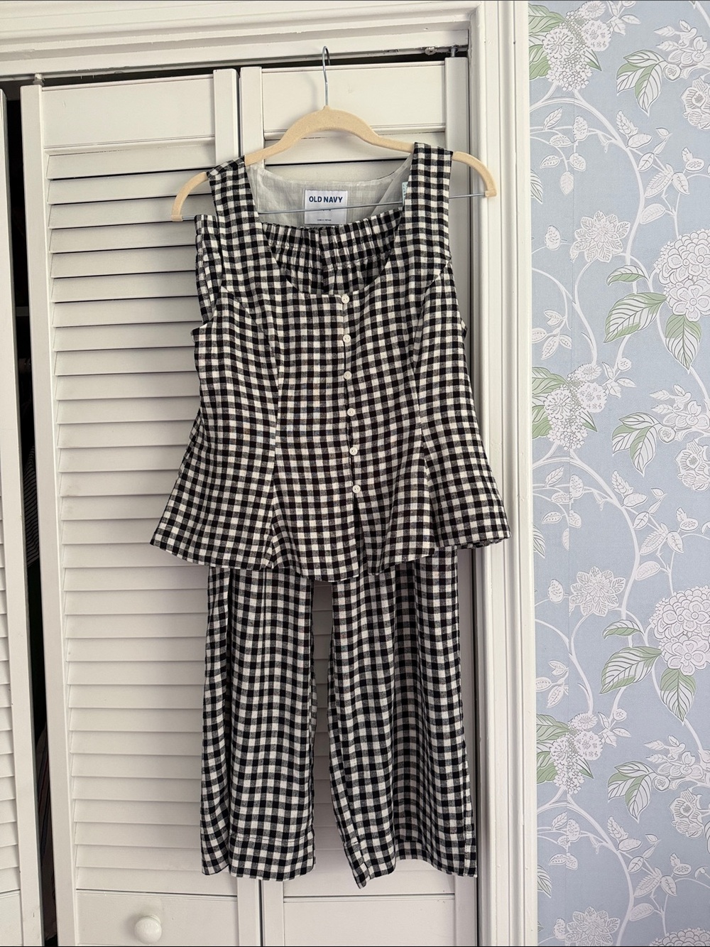 Old Navy Black & White Gingham Wide-Leg Pants with Sleeveless Button Top